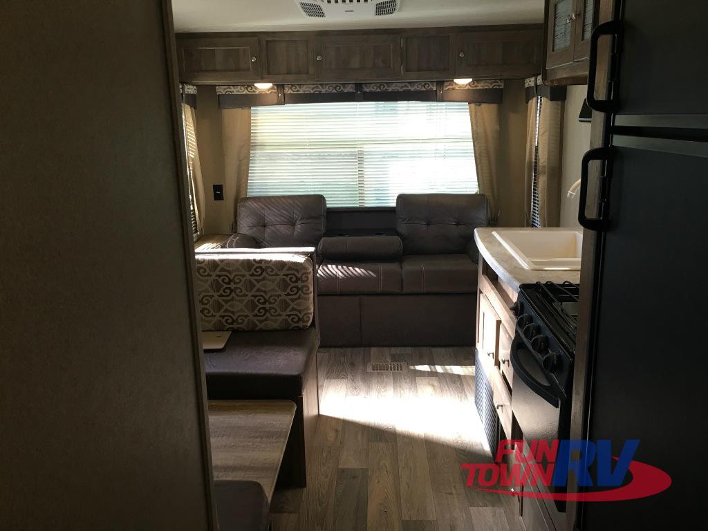 Palomino Puma XLE Travel Trailer Seating