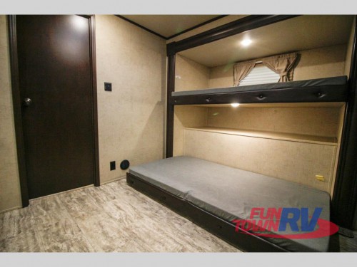 Della Terra Travel Trailer Bunkhouse